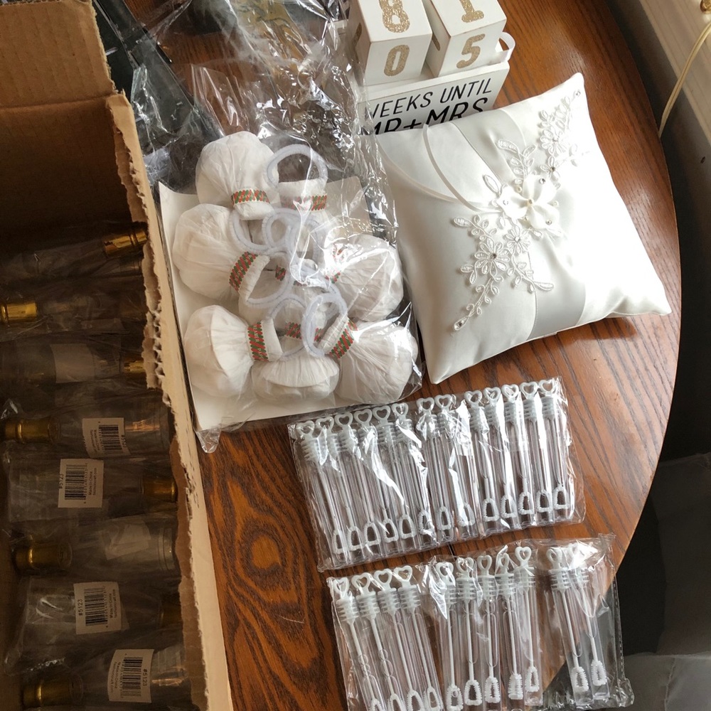 Wedding Bundle!Pillow, streamers, bubbles, etc👰🏼